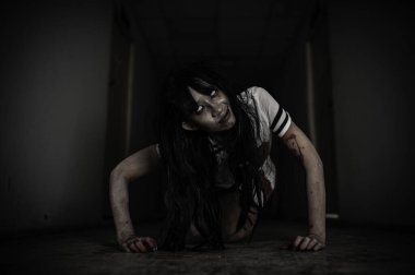 Hayaletten yapılmış Asyalı kadın portresi. Arka plan için korkunç bir korku sahnesi. Cadılar Bayramı festivali kavramı. Hayalet filmleri afişi, evde öfkeli bir ruh.