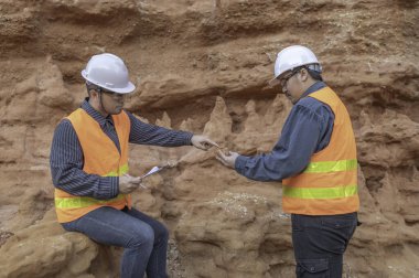 Jeologlar benimkini inceliyor. Kaşifler mineralleri aramak için toprak örnekleri topluyor..