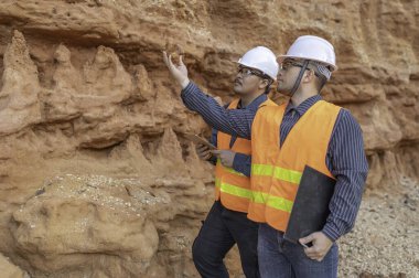 Jeologlar benimkini inceliyor. Kaşifler mineralleri aramak için toprak örnekleri topluyor..