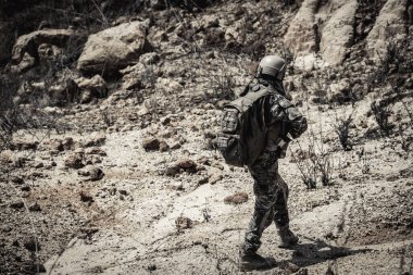 Özel kuvvetlerin çöldeki savaşlardaki askeri. Taylandlılar. Asker.