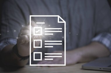 Sanal ekran kontak anketinde işaretli kalem kullanın. E-belgeye elektronik imza, kağıtsız ofis konsepti. Değerlendirme yapın. Çevrimiçi araştırma