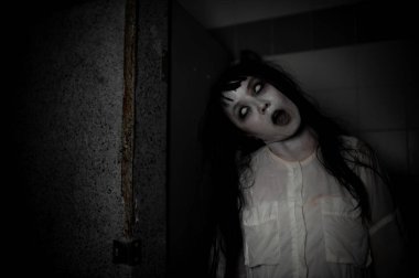 Hayaletten yapılmış Asyalı kadın portresi. Arka plan için korkunç bir korku sahnesi. Cadılar Bayramı festivali kavramı. Hayalet filmleri afişi, evde öfkeli bir ruh.