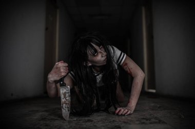 Hayaletten yapılmış Asyalı kadın portresi. Arka plan için korkunç bir korku sahnesi. Cadılar Bayramı festivali kavramı. Hayalet filmleri afişi, evde öfkeli bir ruh.