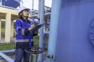 Çevre mühendisi atık su arıtma tesisinde çalışıyor. Su ikmal mühendisliği, su geri dönüşüm tesisinde tekrar kullanılmak üzere çalışıyor. Kriterler dahilinde olması için sudaki klor miktarını kontrol et..