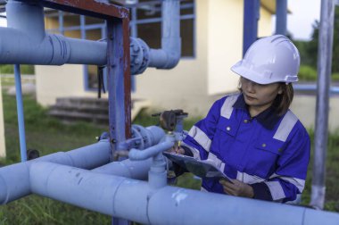 Çevre mühendisi atık su arıtma tesisinde çalışıyor. Su ikmal mühendisliği, su geri dönüşüm tesisinde tekrar kullanılmak üzere çalışıyor. Kriterler dahilinde olması için sudaki klor miktarını kontrol et..