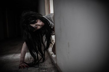 Hayaletten yapılmış Asyalı kadın portresi. Arka plan için korkunç bir korku sahnesi. Cadılar Bayramı festivali kavramı. Hayalet filmleri afişi, evde öfkeli bir ruh.