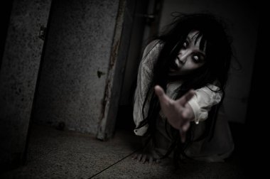 Hayaletten yapılmış Asyalı kadın portresi. Arka plan için korkunç bir korku sahnesi. Cadılar Bayramı festivali kavramı. Hayalet filmleri afişi, evde öfkeli bir ruh.