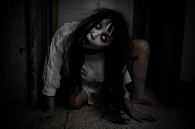 Hayaletten yapılmış Asyalı kadın portresi. Arka plan için korkunç bir korku sahnesi. Cadılar Bayramı festivali kavramı. Hayalet filmleri afişi, evde öfkeli bir ruh.