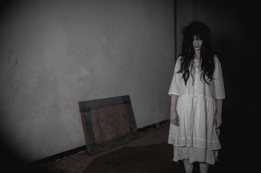 Asyalı kadın portresi kanla kaplanmış hayalet yüzü. Korku sahnesi. Ürkütücü bir geçmiş. Cadılar Bayramı posteri. Taylandlılar.