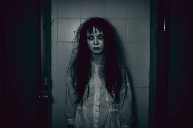 Hayaletten yapılmış Asyalı kadın portresi. Arka plan için korkunç bir korku sahnesi. Cadılar Bayramı festivali kavramı. Hayalet filmleri afişi, evde öfkeli bir ruh.