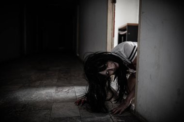 Hayaletten yapılmış Asyalı kadın portresi. Arka plan için korkunç bir korku sahnesi. Cadılar Bayramı festivali kavramı. Hayalet filmleri afişi, evde öfkeli bir ruh.