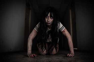 Hayaletten yapılmış Asyalı kadın portresi. Arka plan için korkunç bir korku sahnesi. Cadılar Bayramı festivali kavramı. Hayalet filmleri afişi, evde öfkeli bir ruh.