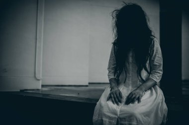 Asyalı kadın portresi kanla kaplanmış hayalet yüzü. Korku sahnesi. Ürkütücü bir geçmiş. Cadılar Bayramı posteri. Taylandlılar.