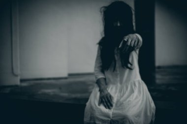 Asyalı kadın portresi kanla kaplanmış hayalet yüzü. Korku sahnesi. Ürkütücü bir geçmiş. Cadılar Bayramı posteri. Taylandlılar.