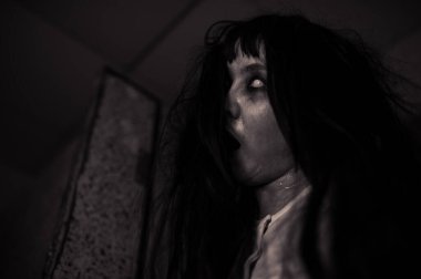 Hayaletten yapılmış Asyalı kadın portresi. Arka plan için korkunç bir korku sahnesi. Cadılar Bayramı festivali kavramı. Hayalet filmleri afişi, evde öfkeli bir ruh.