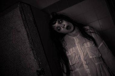 Hayaletten yapılmış Asyalı kadın portresi. Arka plan için korkunç bir korku sahnesi. Cadılar Bayramı festivali kavramı. Hayalet filmleri afişi, evde öfkeli bir ruh.