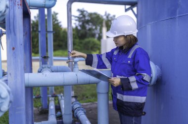 Çevre mühendisi atık su arıtma tesisinde çalışıyor. Su ikmal mühendisliği, su geri dönüşüm tesisinde tekrar kullanılmak üzere çalışıyor. Kriterler dahilinde olması için sudaki klor miktarını kontrol et..