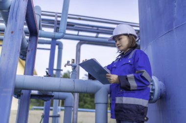 Çevre mühendisi atık su arıtma tesisinde çalışıyor. Su ikmal mühendisliği, su geri dönüşüm tesisinde tekrar kullanılmak üzere çalışıyor. Kriterler dahilinde olması için sudaki klor miktarını kontrol et..