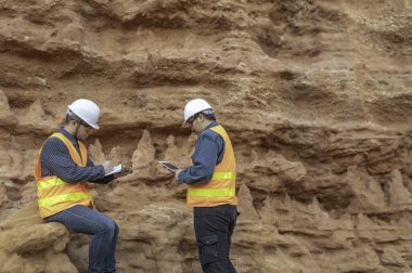 Jeologlar benimkini inceliyor. Kaşifler mineralleri aramak için toprak örnekleri topluyor..