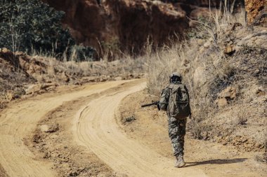 Özel kuvvetlerin çöldeki savaşlardaki askeri. Taylandlılar. Asker.