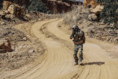 Özel kuvvetlerin çöldeki savaşlardaki askeri. Taylandlılar. Asker.