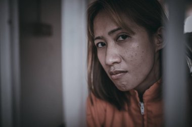 Demir hapishaneyi yakalamak için çırpınan kadınların elleri, mahkum konsepti. Taylandlılar. Özgür olmayı umuyorum. Yasayı çiğneyen tutuklanır ve hapse atılır..