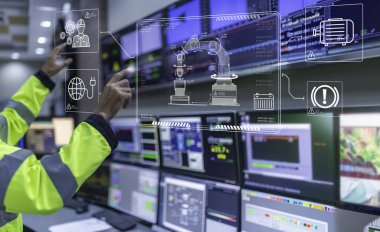 Kontrol odasında çalışan bir mühendis. Yönetici kontrol sistemi. Birçok monitörden teknisyen izleme programı