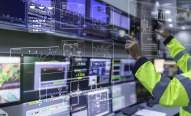 Kontrol odasında çalışan bir mühendis. Yönetici kontrol sistemi. Birçok monitörden teknisyen izleme programı