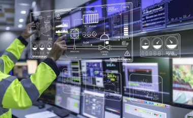 Kontrol odasında çalışan bir mühendis. Yönetici kontrol sistemi. Birçok monitörden teknisyen izleme programı