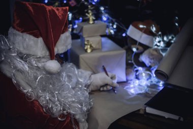 Mutlu Noel Baba 'nın portresi kitap okuyor. Taylandlılar Noel Baba elbisesi giyer. Çocuklar için mutluluk gönderdi. Mutlu noeller. Kışa hoş geldiniz