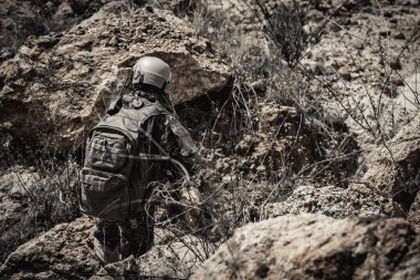 Özel kuvvetlerin çöldeki savaşlardaki askeri. Taylandlılar. Asker.