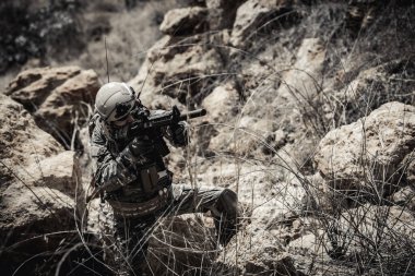 Özel kuvvetlerin çöldeki savaşlardaki askeri. Taylandlılar. Asker.