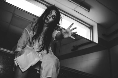 Hayaletten yapılmış Asyalı kadın portresi. Arka plan için korkunç bir korku sahnesi. Cadılar Bayramı festivali kavramı. Hayalet filmleri afişi, evde öfkeli bir ruh.