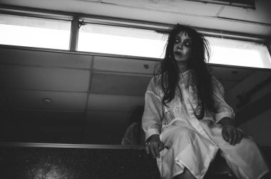 Hayaletten yapılmış Asyalı kadın portresi. Arka plan için korkunç bir korku sahnesi. Cadılar Bayramı festivali kavramı. Hayalet filmleri afişi, evde öfkeli bir ruh.