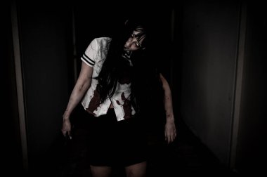 Hayaletten yapılmış Asyalı kadın portresi. Arka plan için korkunç bir korku sahnesi. Cadılar Bayramı festivali kavramı. Hayalet filmleri afişi, evde öfkeli bir ruh.