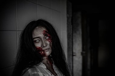 Asyalı kadın portresi hayalet yüzü. Korku sahnesi. Ürkütücü bir geçmiş. Cadılar Bayramı posteri