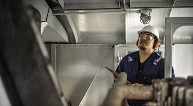 Makine mühendisi fabrikadaki büyük makineleri inceliyor. Demiryolu motor bakım teknisyeni, motor tamircisi.