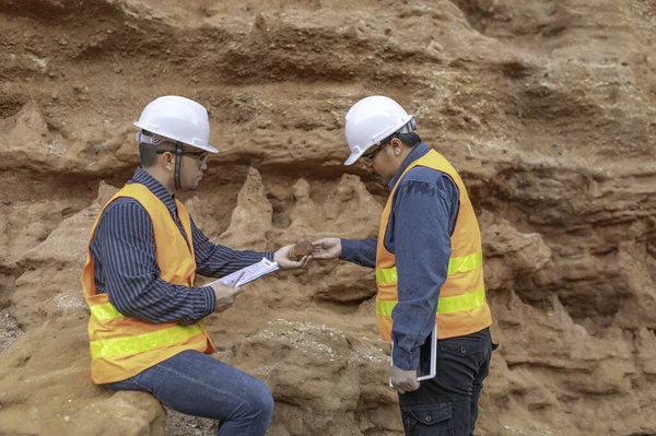 Jeologlar benimkini inceliyor. Kaşifler mineralleri aramak için toprak örnekleri topluyor..