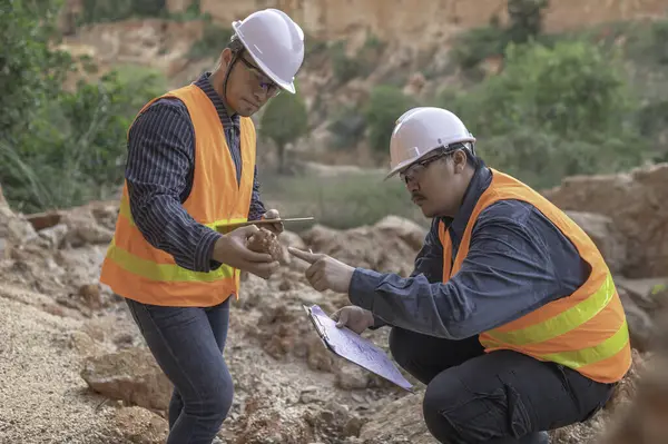 Ahli Geologi Mengamati Punyaku Penjelajah Mengumpulkan Sampel Tanah Untuk Mencari Stok Foto
