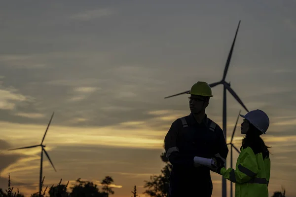 Dwóch Inżynierów Pracuje Trzyma Raport Elektrowni Turbin Wiatrowych Górach Tajlandczycy Obrazek Stockowy