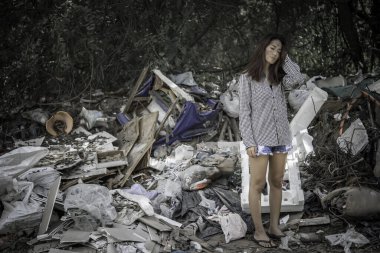 Asyalı kadın yalnız bırakılacak..