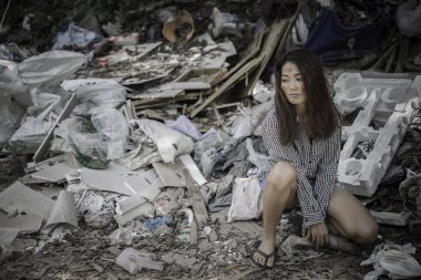 Asyalı kadın yalnız bırakılacak..