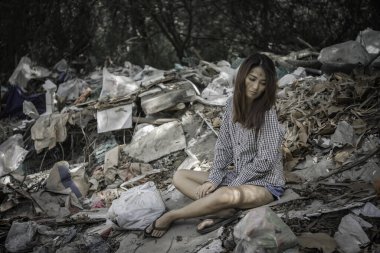 Asyalı kadın yalnız bırakılacak..