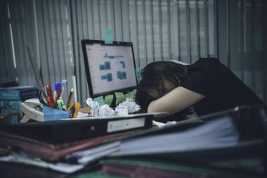 İş yoğunluğundan dolayı Asyalı ofis kadını stresi. Yetkili, belli bir zamanda iş gönderilmesi gerektiğini vurguladı. Taylandlılar. Genç sekreter yeni proje için patrondan yoruldu.