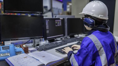 Ameliyathanede çalışan Asyalı mühendis. Taylandlılar kask takar. Çalışkanlık ve sabırla çalıştı, hidrojen tankındaki kapakçık düzenleyicisini kontrol etti..