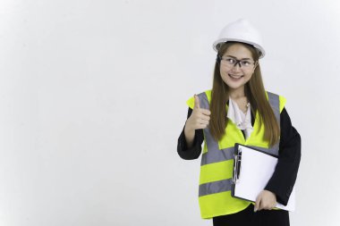 Güzel Asyalı mühendis kadın takım elbise, gözlük takar ve beyaz arka planda kask takar. Taylandlılar.