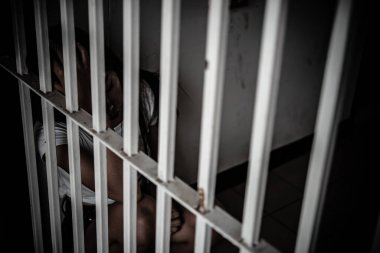 Demir hapishaneyi yakalamak isteyen çaresiz bir kadın, mahkum konsepti. Taylandlılar. Özgür olmayı umuyorum. Yasayı çiğneyen tutuklanır ve hapse atılır..