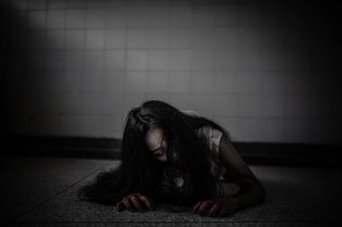 Asyalı kadın portresi hayalet yüzü. Korku sahnesi. Ürkütücü bir geçmiş. Cadılar Bayramı posteri