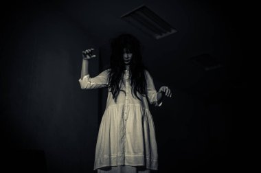 Hayaletten yapılmış Asyalı kadın portresi. Arka plan için korkunç bir korku sahnesi. Cadılar Bayramı festivali kavramı. Hayalet filmleri afişi, evde öfkeli bir ruh.