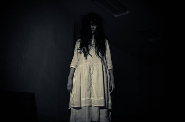 Hayaletten yapılmış Asyalı kadın portresi. Arka plan için korkunç bir korku sahnesi. Cadılar Bayramı festivali kavramı. Hayalet filmleri afişi, evde öfkeli bir ruh.